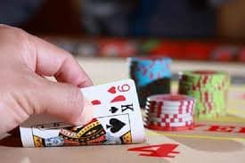 Antarmuka aplikasi gampang jp dengan menu game dan live casino